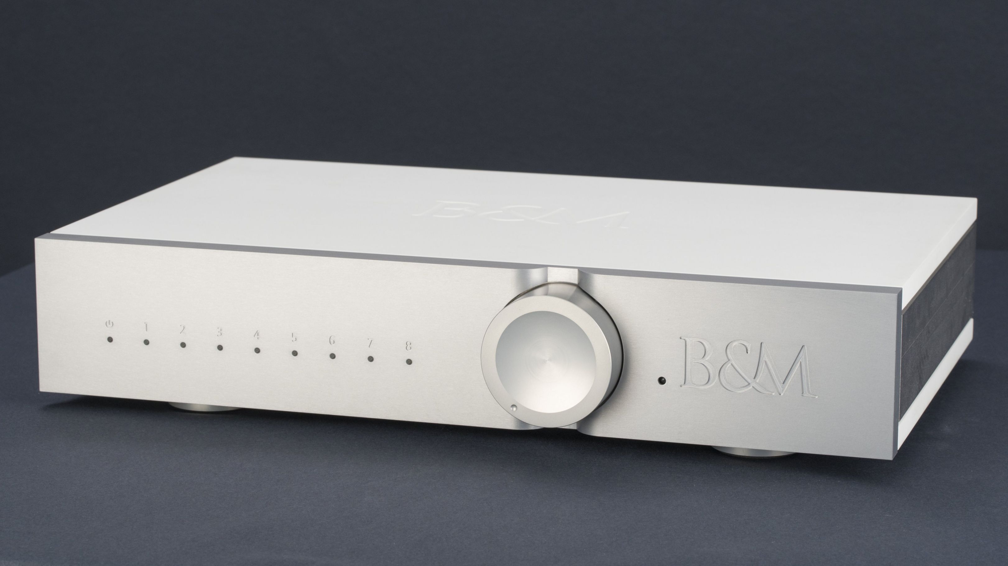 BM ICE-525 Vorverstärker in leicht schräger Ansicht