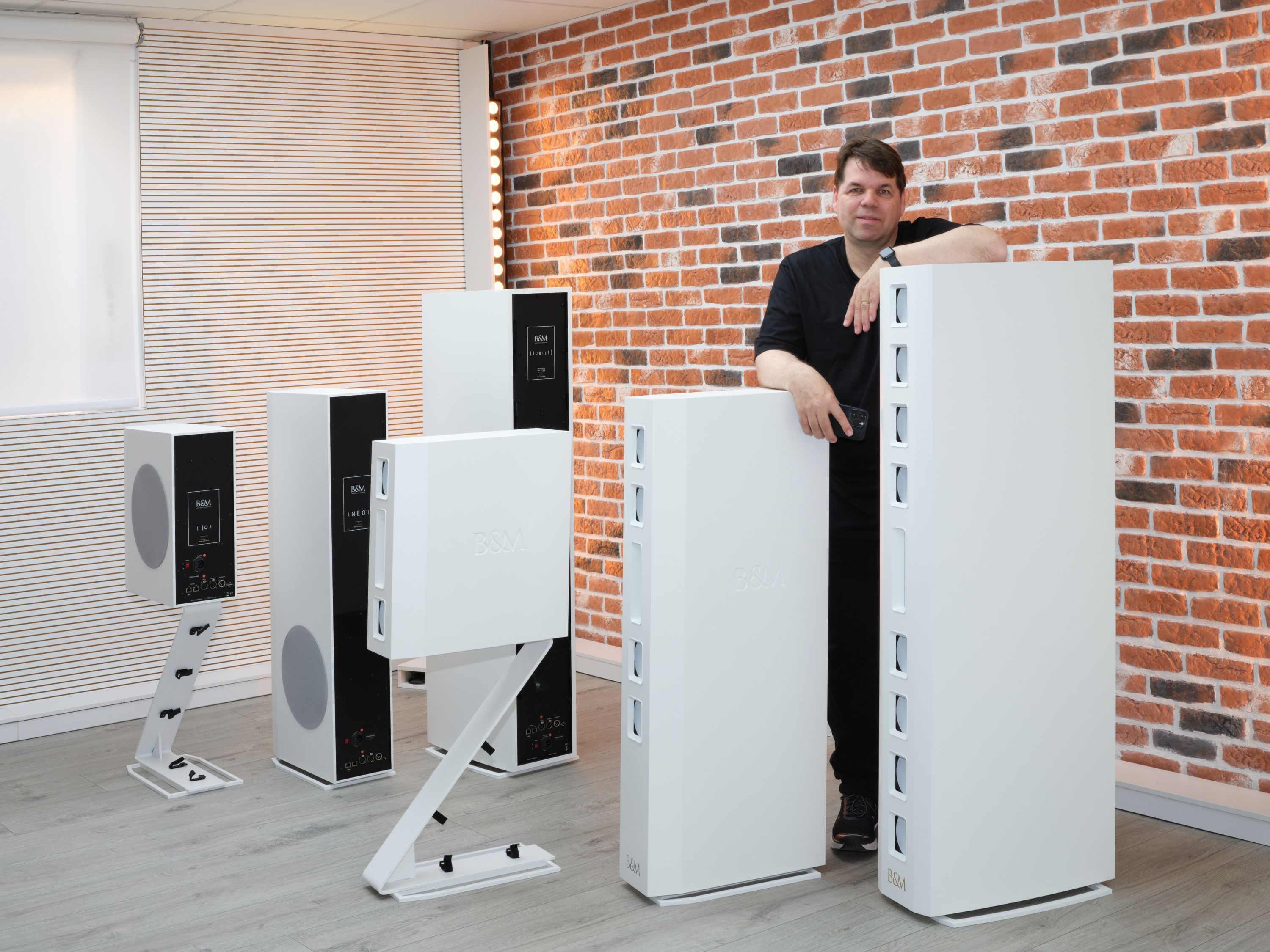Andreas Kühn mit Backes & Müller Aktivlautsprechern im Vorführumfeld – Vertrieb und Service