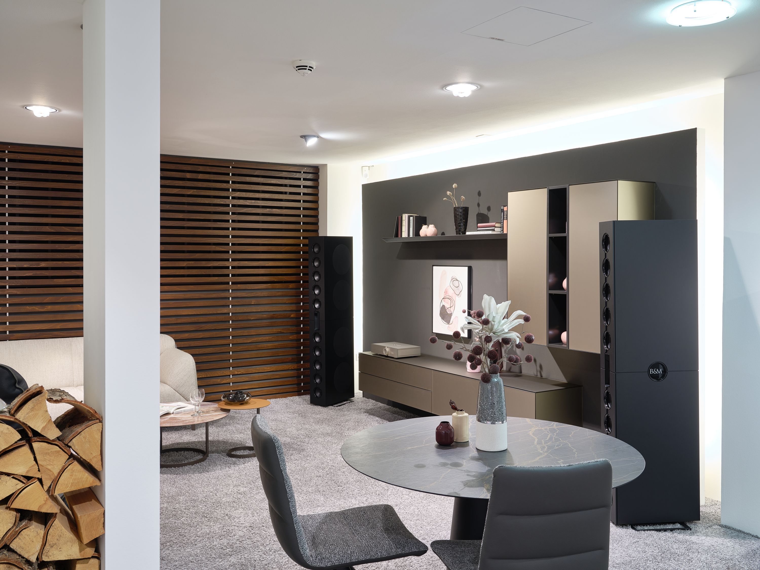 Backes & Müller BM Line 35 im Wohnraum aus seitlicher Perspektive